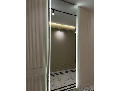 Выполненная работа: настенное зеркало для коридора с тонкой подсветкой по краям Мессина